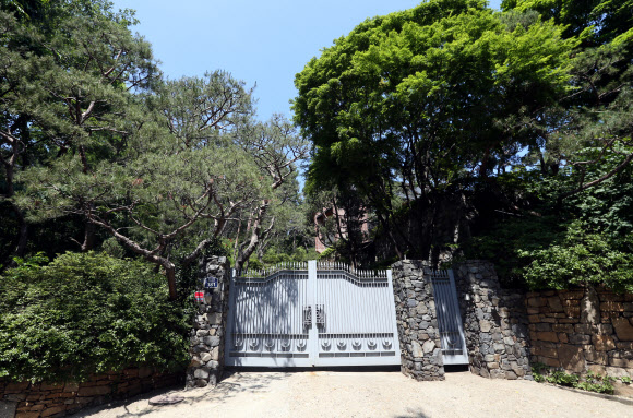 노태우 전 사돈 성북동 자택 10일 오후 노태우 전 대통령 전 사돈인 신명수 전 신동방그룹 회장의 서울 성북구 성북동 자택 모습. 신씨는 지난 2001년 대법원으로부터 노 전 대통령 비자금 중 230억원을 지급하라는 추심 판결을 받았지만,현재까지 2.2%인 5억1천만원을 납부하는데 그쳤다.  연합뉴스