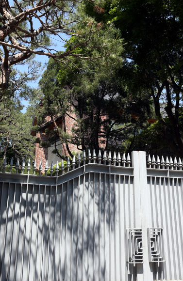 노태우 전 사돈 성북동 자택 10일 오후 노태우 전 대통령 전 사돈인 신명수 전 신동방그룹 회장의 서울 성북구 성북동 자택 모습. 신씨는 지난 2001년 대법원으로부터 노 전 대통령 비자금 중 230억원을 지급하라는 추심 판결을 받았지만,현재까지 2.2%인 5억1천만원을 납부하는데 그쳤다.  연합뉴스