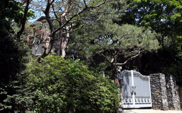 노태우 전 사돈 성북동 자택 10일 오후 노태우 전 대통령 전 사돈인 신명수 전 신동방그룹 회장의 서울 성북구 성북동 자택 모습. 신씨는 지난 2001년 대법원으로부터 노 전 대통령 비자금 중 230억원을 지급하라는 추심 판결을 받았지만,현재까지 2.2%인 5억1천만원을 납부하는데 그쳤다.  연합뉴스