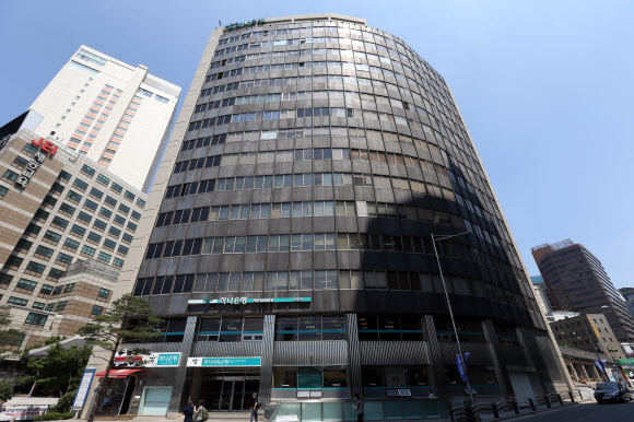 노태우 전 사돈 소유 소공동 빌딩 10일 오후 노태우 전 대통령 전 사돈인 신명수 전 신동방그룹 회장 소유의 서울 중구 소공동 서울센터빌딩 모습. 신씨는 지난 2001년 대법원으로부터 노 전 대통령 비자금 중 230억원을 지급하라는 추심 판결을 받았지만, 현재까지 2.2%인 5억1천만원을 납부하는데 그쳤다. 연합뉴스