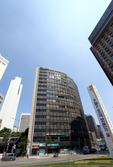 노태우 전 사돈 소유 소공동 빌딩 10일 오후 노태우 전 대통령 전 사돈인 신명수 전 신동방그룹 회장 소유의 서울 중구 소공동 서울센터빌딩 모습. 신씨는 지난 2001년 대법원으로부터 노 전 대통령 비자금 중 230억원을 지급하라는 추심 판결을 받았지만, 현재까지 2.2%인 5억1천만원을 납부하는데 그쳤다. 연합뉴스