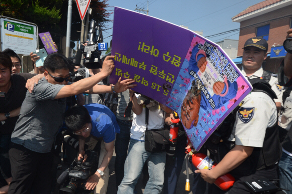 광주 시민·사회단체 회원으로 구성된 ‘5·18 역사 왜곡 저지 국민행동 준비위원회’가 10일 오후 서울 연희동 전두환 전 대통령 사저 앞에서 전두환 재산 환수를 촉구하는 기자회견을 갖고 있다.  도준석 pado@seoul.co.kr