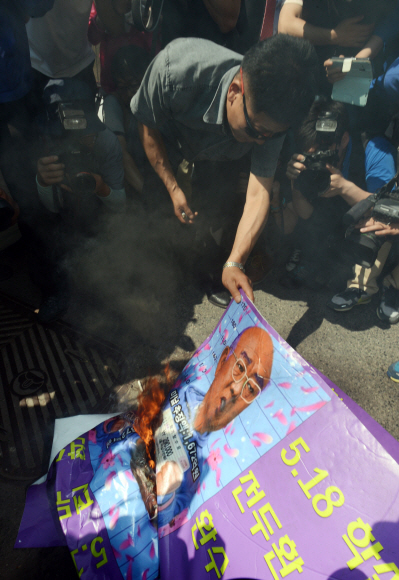 광주 시민·사회단체 회원으로 구성된 ‘5·18 역사 왜곡 저지 국민행동 준비위원회’가 10일 오후 서울 연희동 전두환 전 대통령 사저 앞에서 전두환 재산 환수를 촉구하는 기자회견을 갖고 있다.  도준석 pado@seoul.co.kr