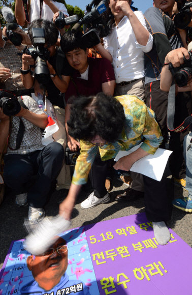 광주 시민·사회단체 회원으로 구성된 ‘5·18 역사 왜곡 저지 국민행동 준비위원회’가 10일 오후 서울 연희동 전두환 전 대통령 사저 앞에서 전두환 재산 환수를 촉구하는 기자회견을 갖고 있다.  도준석 pado@seoul.co.kr