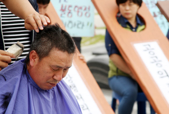 진주의료원 해산 조례안 폐기하라! 류재수 진주시의회 의원이 10일 오후 경남도의회 앞에서 진주의료원 해산 조례안 폐기를 촉구하며 삭발을 하고 있다. 연합뉴스