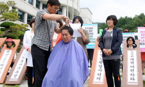 진주의료원 해산 조례안 폐기하라! 류재수 진주시의회 의원이 10일 오후 경남도의회 앞에서 진주의료원 해산 조례안 폐기를 촉구하며 삭발을 하고 있다. 연합뉴스