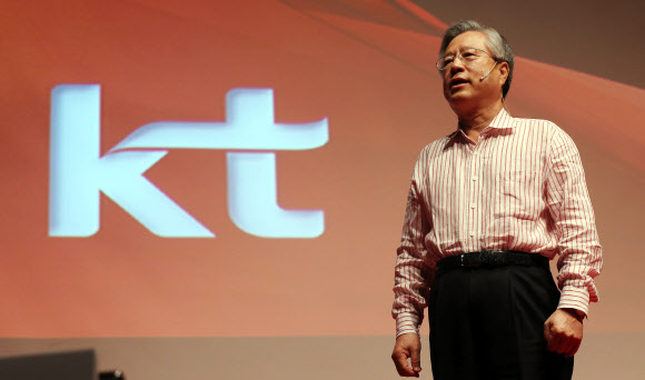 발표하는 KT 이석채 회장 KT 이석채 회장이 11일 오전 서울 광화문 KT에서 열린 ‘통합 KT 출범 4주년 기자간담회’에서 프레젠테이션을 하고 있다.  연합뉴스