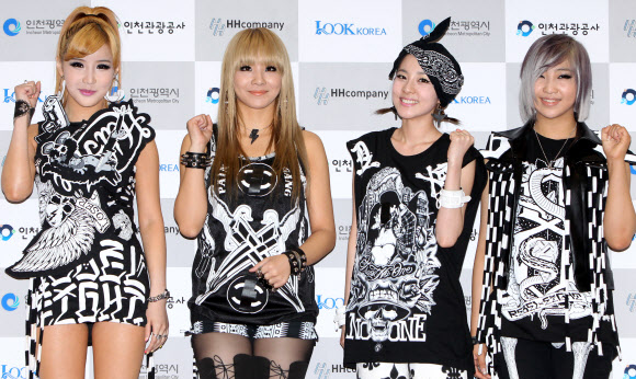 2NE1, 한류 파이팅 13일 오후 인천시 문학동 월드컵경기장에서 열린 ‘2011 인천 한류 관광 콘서트’에 참석한 가수 2NE1이 포토타임을 갖고 있다. 연합뉴스