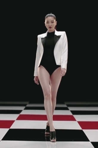 ‘장윤주 비하인드 컷’이 공개돼 화제다.<br>온스타일 제공