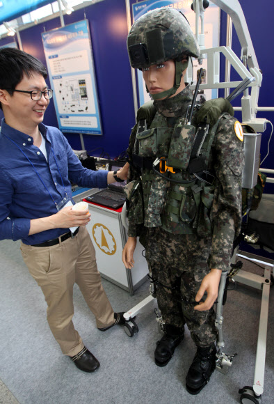 무인로봇 기술 심포지엄  ‘제1회 국방 무인·로봇 기술 심포지엄’이 11일 전쟁기념관에서 열렸다. 무인·로봇 관련 국회, 정부부처 및 산학연 전문가 300여명이 참석했다. 사진은 전시된 관련 로봇 모습. 연합뉴스