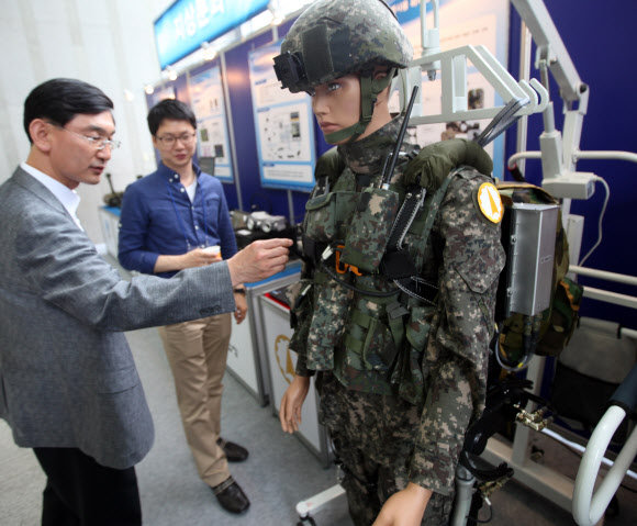 무인로봇 기술 심포지엄  ‘제1회 국방 무인·로봇 기술 심포지엄’이 11일 전쟁기념관에서 열렸다. 무인·로봇 관련 국회, 정부부처 및 산학연 전문가 300여명이 참석했다. 사진은 전시된 관련 로봇 모습. 연합뉴스