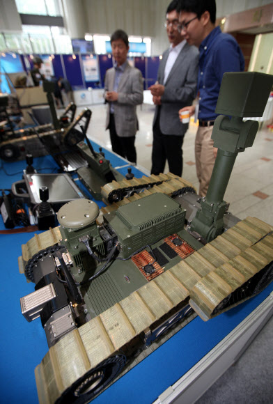 나라 지키는 무인로봇  ‘제1회 국방 무인·로봇 기술 심포지엄’이 11일 전쟁기념관에서 열렸다. 무인·로봇 관련 국회, 정부부처 및 산학연 전문가 300여명이 참석했다. 사진은 전시된 초견로봇 모습. 연합뉴스