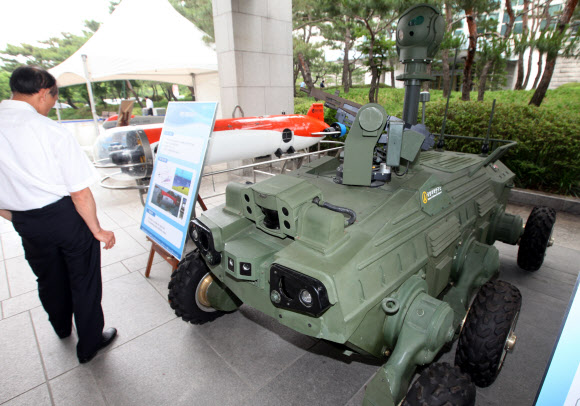 나라 지키는 무인로봇  ‘제1회 국방 무인·로봇 기술 심포지엄’이 11일 전쟁기념관에서 열렸다. 무인·로봇 관련 국회, 정부부처 및 산학연 전문가 300여명이 참석했다. 사진은 전시된 무인전투로봇 모습.  연합뉴스