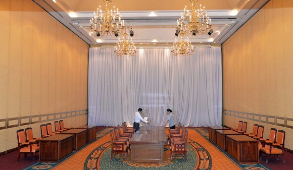 12~13일 서울에서 개최되는 남북당국회담을 하루 앞둔 11일 회담장소인 서울 홍은동 그랜드힐튼 호텔에 마련된 메인 회담장에서 호텔 관계자들이 양측 대표단이 앉을 자리에 대해 논의 하고 있다. 손형준 boltagoo@seoul.co.kr