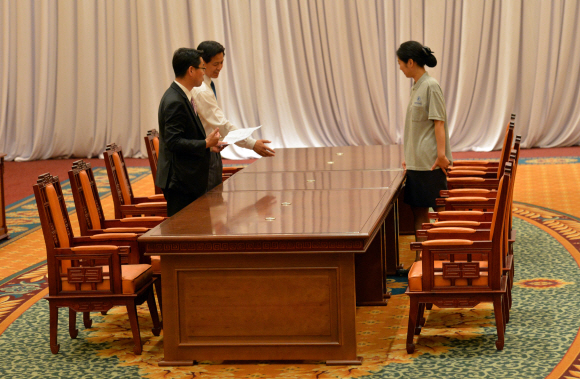 12~13일 서울에서 개최되는 남북당국회담을 하루 앞둔 11일 회담장소인 서울 홍은동 그랜드힐튼 호텔에 마련된 메인 회담장에서 호텔 관계자들이 양측 대표단이 앉을 자리에 대해 논의 하고 있다. 손형준 boltagoo@seoul.co.kr