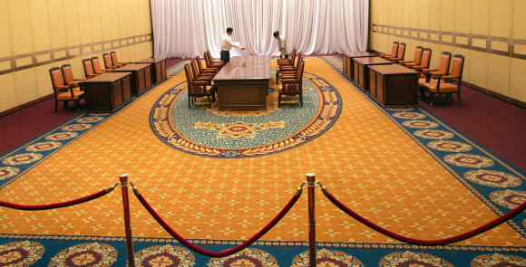 12~13일 서울에서 개최되는 남북당국회담을 하루 앞둔 11일 회담장소인 서울 홍은동 그랜드힐튼 호텔에 마련된 메인 회담장에서 호텔 관계자들이 양측 대표단이 앉을 자리에 대해 논의 하고 있다. 손형준 boltagoo@seoul.co.kr