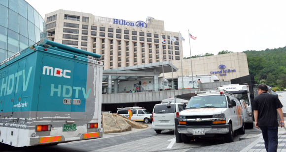 12~13일 서울에서 개최되는 남북당국회담을 하루 앞둔 11일 회담장소인 서울 홍은동 그랜드힐튼 호텔에서 각 방송사 중계차량들이 방송 준비를 하고 있다.  손형준 boltagoo@seoul.co.kr
