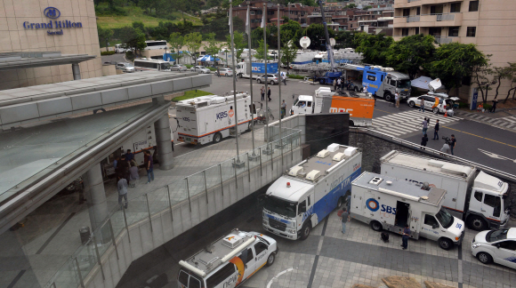 12~13일 서울에서 개최되는 남북당국회담을 하루 앞둔 11일 회담장소인 서울 홍은동 그랜드힐튼 호텔에서 각 방송사 중계차량들이 방송 준비를 하고 있다.  손형준 boltagoo@seoul.co.kr