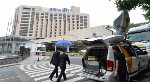 12~13일 서울에서 개최되는 남북당국회담을 하루 앞둔 11일 회담장소인 서울 홍은동 그랜드힐튼 호텔에서 각 방송사 중계차량들이 방송 준비를 하고 있다.  손형준 boltagoo@seoul.co.kr