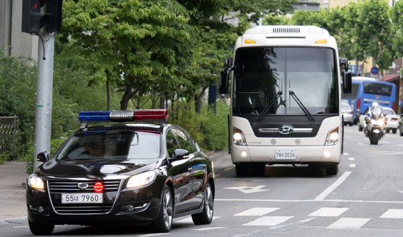 남북당국회담을 하루 앞둔 11일 회담 장소인 서울 서대문구 홍은동 그랜드힐튼호텔에서 북한 당국자들을 판문점에서 회담장까지 수행하기 위한 차량 예행연습이 진행되고 있다. 손형준 boltagoo@seoul.co.kr