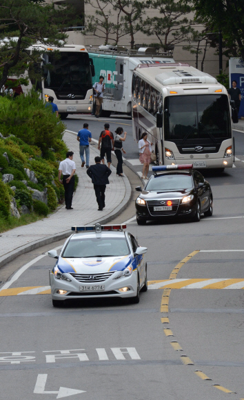 남북당국회담을 하루 앞둔 11일 회담 장소인 서울 서대문구 홍은동 그랜드힐튼호텔에서 북한 당국자들을 판문점에서 회담장까지 수행하기 위한 차량 예행연습이 진행되고 있다. 손형준 boltagoo@seoul.co.kr