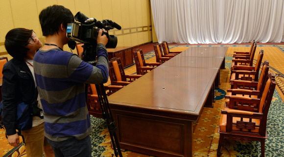 12~13일 서울에서 개최되는 남북당국회담을 하루 앞둔 11일 회담장소인 서울 홍은동 그랜드힐튼 호텔에서 남북 대표가 대화를 나눌 회담장 내부를 방송사 취재진이 촬영하고 있다. 손형준 boltagoo@seoul.co.kr