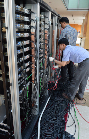 12~13일 서울에서 개최되는 남북당국회담을 하루 앞둔 11일 회담장소인 서울 홍은동 그랜드힐튼 호텔에서 통신업체 직원들이 회담 중계와 취재에 쓸 통신장비를 설치하고 있다.  손형준 boltagoo@seoul.co.kr