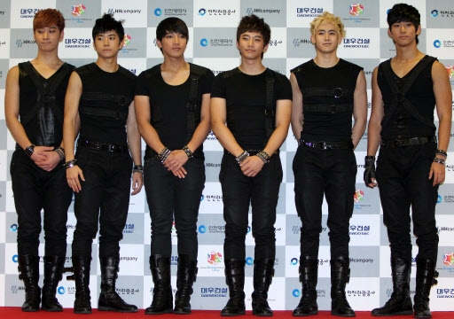 사진은 2PM이 29일 오후 인천문학경기장에서 열린 ‘2010 인천한류콘서트(Incheon Korean Music Wave 2010)’에서 포토타임을 갖고 있다.