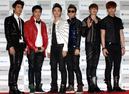 2PM, 한류열풍 기대해 주세요<br>13일 오후 인천시 문학동 월드컵경기장에서 열린 ‘2011 인천 한류 관광 콘서트’에 참석한 가수 2PM이 포토타임을 갖고 있다 <br>연합뉴스