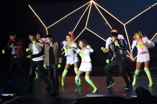 2012년 홍콩에서 열린 2PM첫콘서트에서 멋진 공연을 보여주고 있다. <br>AP/IVRY