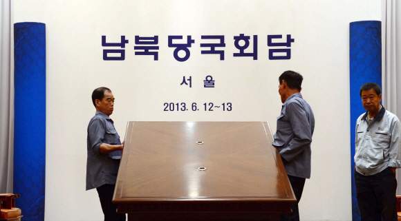 12일 열릴 예정이였던 남북당국회담이 북측의 일방적인 통보로 인해 무산된 가운데 서울 서대문구 홍은동 그랜드 힐튼호텔에 마련된 남북당국회담장이 통일부 관계자들에 의해 철거되고 있다.   정연호 tpgod@seoul.co.kr