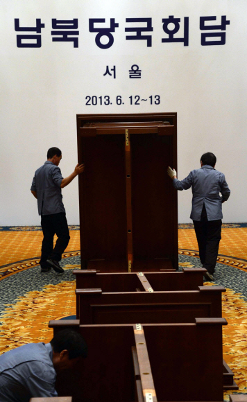 12일 열릴 예정이였던 남북당국회담이 북측의 일방적인 통보로 인해 무산된 가운데 서울 서대문구 홍은동 그랜드 힐튼호텔에 마련된 남북당국회담장이 통일부 관계자들에 의해 철거되고 있다.   정연호 tpgod@seoul.co.kr