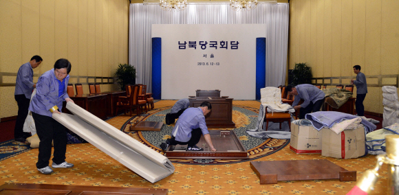 12일 열릴 예정이였던 남북당국회담이 북측의 일방적인 통보로 인해 무산된 가운데 서울 서대문구 홍은동 그랜드 힐튼호텔에 마련된 남북당국회담장이 통일부 관계자들에 의해 철거되고 있다.   정연호 tpgod@seoul.co.kr