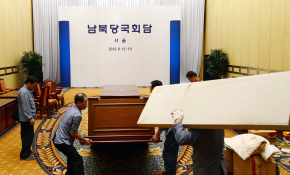 12일 열릴 예정이였던 남북당국회담이 북측의 일방적인 통보로 인해 무산된 가운데 서울 서대문구 홍은동 그랜드 힐튼호텔에 마련된 남북당국회담장이 통일부 관계자들에 의해 철거되고 있다.   정연호 tpgod@seoul.co.kr