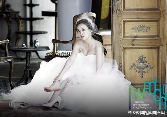 장윤정-도경완 웨딩사진 공개 12일 공개된 장윤정-도경완 커플의 웨딩사진. 이 커플은 오는 28일 오후 1시 여의도 63컨벤션센터에서 결혼한다.  << 아이웨딩네트웍스 제공 >>
