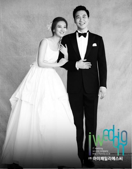 장윤정-도경완 웨딩사진 공개 12일 공개된 장윤정-도경완 커플의 웨딩사진. 이 커플은 오는 28일 오후 1시 여의도 63컨벤션센터에서 결혼한다.  << 아이웨딩네트웍스 제공 >>