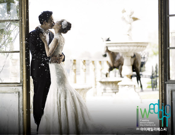 장윤정-도경완 웨딩사진 공개 12일 공개된 장윤정-도경완 커플의 웨딩사진. 이 커플은 오는 28일 오후 1시 여의도 63컨벤션센터에서 결혼한다.  << 아이웨딩네트웍스 제공 >>
