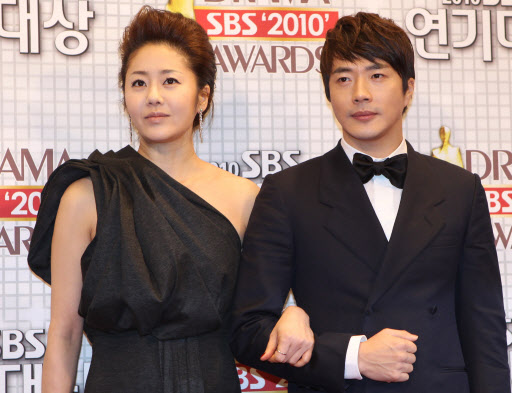 ‘대물’ 고현정-권상우, SBS 연기대상 대상후보  31일 오후 등촌동 SBS 공개홀에서 열린 2010 SBS 연기대상 시상식에서 ‘대물’에 출연한 배우 고현정과 권상우가 포즈를 취하고 있다.  연합뉴스