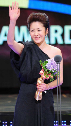 배우 고현정, 2010 SBS 연기대상 대상 영예 31일 오후 등촌동 SBS 공개홀에서 열린 2010 SBS 연기대상 시상식에서 대상을 수상한 ‘대물’에 출연한 배우 고현정이 수상소감을 말하고 있다 연합뉴스