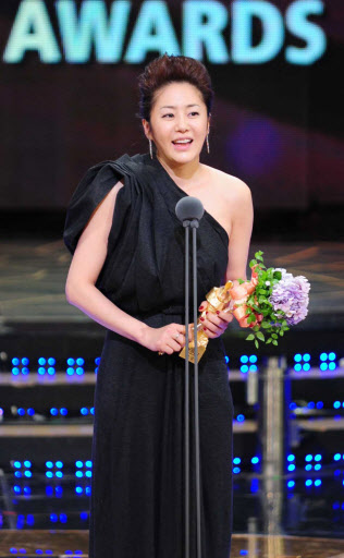 배우 고현정, 2010 SBS 연기대상 대상 영예 31일 오후 등촌동 SBS 공개홀에서 열린 2010 SBS 연기대상 시상식에서 대상을 수상한 ‘대물’에 출연한 배우 고현정이 수상소감을 말하고 있다 연합뉴스