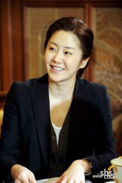 탤런트 고현정.  평범한 주부에서 첫 여성대통령으로 변모하는 드라마 ‘대물’ 서혜림역.