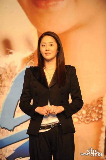 탤런트 고현정.  평범한 주부에서 첫 여성대통령으로 변모하는 드라마 ‘대물’ 서혜림역.