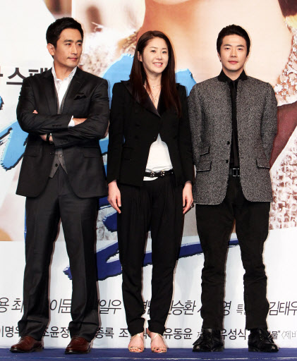 ‘대물’의 만남 차인표, 고현정, 권상우가 29일 오후 잠실 롯데호텔 크리스탈볼룸에서 열린 SBS 새 수목드라마 ‘대물’ 제작보고회에서 포토타임을 갖고 있다. 차인표는 서혜림(고현정 분)이 국회의원 보궐선거에 당선되는데 결정적 역할을 하는 여당의 젊은 정치인 강태산 역으로 출연한다. 연합뉴스