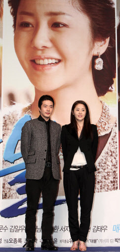 고현정-권상우 ‘대통령 만들기’  권상우, 고현정이 29일 오후 잠실 롯데호텔 크리스탈볼룸에서 열린 SBS 새 수목드라마 ‘대물’ 제작보고회에서 포토타임을 갖고 있다. 권상우는 극중 아나운서 출신으로 대한민국 역사상 최초로 여자대통령에 당선되는 서혜림(고현정 분)을 짝사랑하는 정의에 불타는 열혈파 검사 하도야 역을 맡았다.  연합뉴스