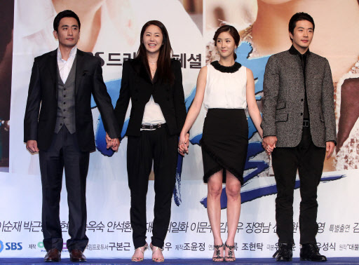 ‘대물’ 주연배우들  SBS 새 수목드라마 ‘대물’ 제작보고회가 29일 오후 잠실 롯데호텔 크리스탈볼룸에서 열린 가운데 차인표, 고소영, 이수경, 권상우가 포토타임을 갖고 있다. 내달 6일 첫 방송 되는 ‘대물’은 박인권 화백의 동명 인기 만화를 원작으로 한 작품으로 최초의 여성 대통령의 이야기로 정치와 권력 관계를 그린다.   연합뉴스