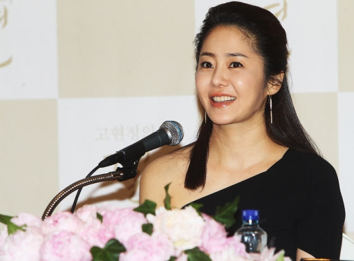 고현정, 제 피부 관리 비법 알려 드려요 <br>뷰티 북 ‘고현정의 결’을 출간한 배우 고현정이 29일 오후 서울 종로구<br>소공동 롯데호텔에서 열린 출간 기념회에서 질문에 답하고 있다. <br>연합뉴스