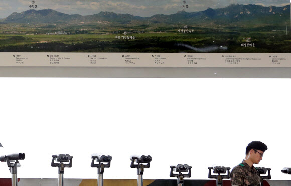 남북정세 다시 안갯속으로.. 남북당국회담이 무산된 가운데 12일 오전 경기도 파주시 도라산전망대에서 바라본 북녘 땅이 안개에 싸여 있다.  연합뉴스