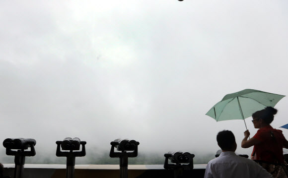 남북정세 다시 안갯속으로.. 남북당국회담이 무산된 가운데 12일 오전 경기도 파주시 도라산전망대에서 바라본 북녘 땅이 안개에 싸여 있다.  연합뉴스