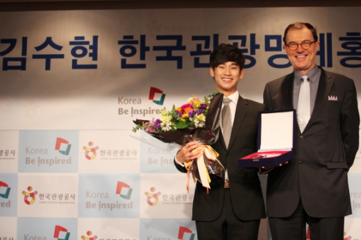 한국관광홍보대사 위촉식 후 이참 사장(오른쪽)과 탤런트 김수현이 기념사진을 찍고 있다. <br>한국관광공사 제공