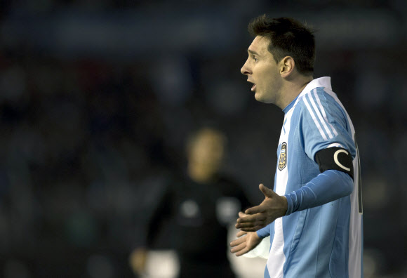 아르헨티나 유니폼을 입은 메시가 지난 8일 부에노스아이레스에서 열린 월드컵 남미예선 콜롬비아전에서 한 득점이 번복되자 심판에게 항의하고 있다. 부에노스아이레스 AP특약
